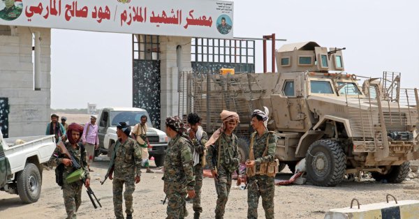 مقاتلون من المجلس الانتقالي الجنوبي يتجمعون في مدينة زنجبار جنوب اليمن 